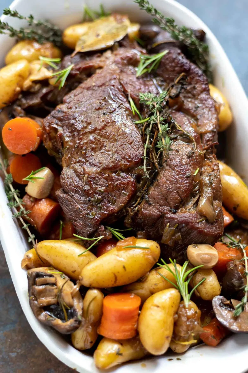 pot roast, potatoes, carrots and mushrooms ready to be served | Recette